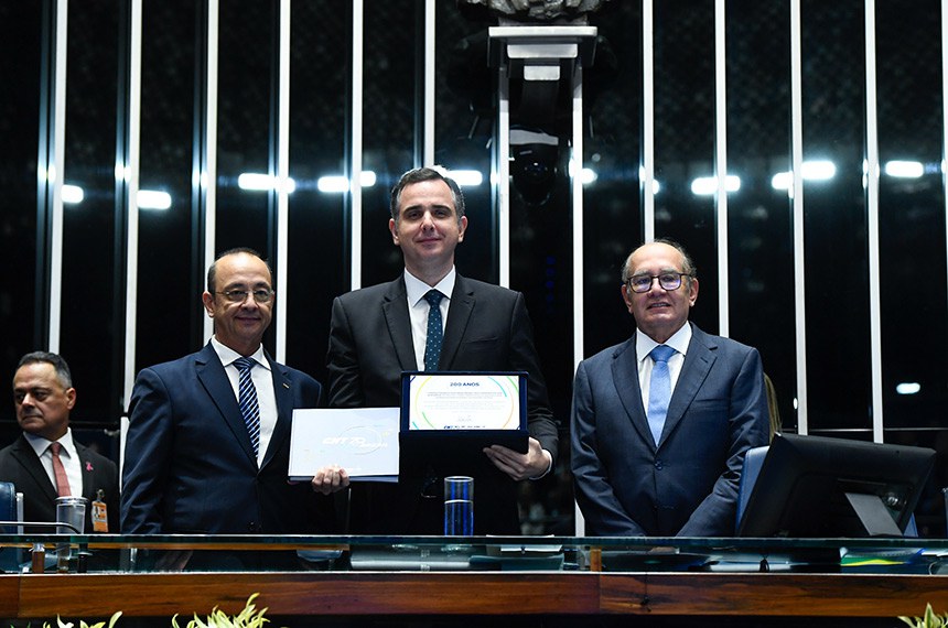 Pacheco com a placa entre Vander Costa e Gilmar Mendes - Foto: Roque de Sá/Agência Senado