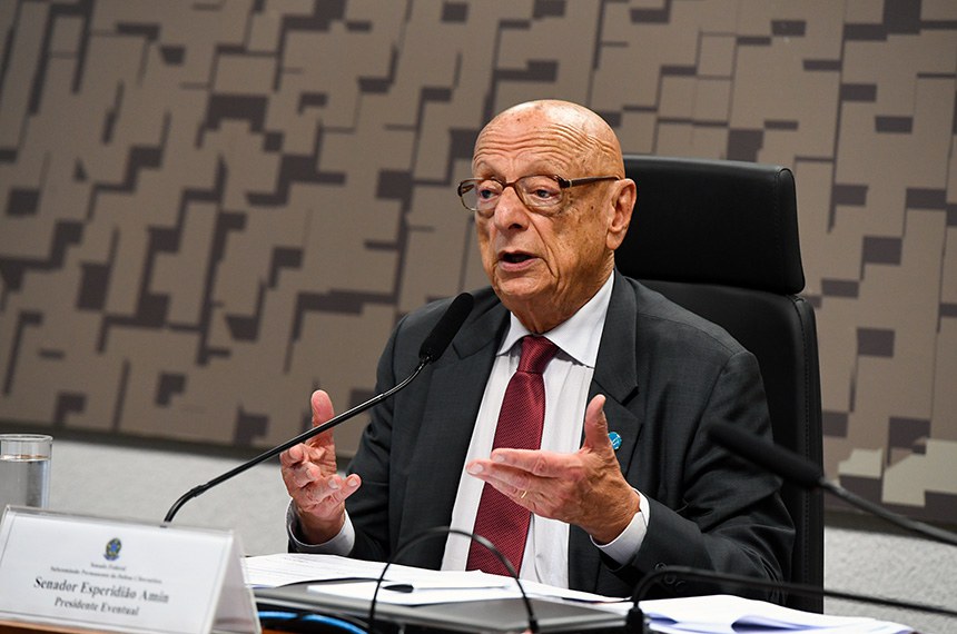 À mesa, presidente eventual da CREDC, senador Esperidião Amin (PP-SC), conduz reunião. 