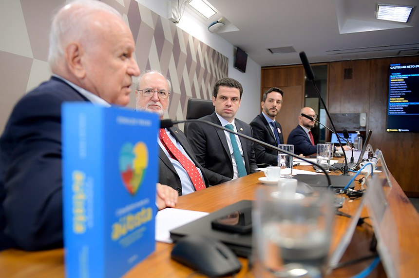 Mesa:
autor do livro: "O Desafiante Mundo do Autista: Obstáculos e Possibilidades no Labirinto do Amor", Oswaldo Freire;
ex-governador de Minas Gerais Eduardo Azeredo;
presidente eventual da CCJ, senador Castellar Neto (PP-MG);
vereador da Câmara Municipal de Uberlândia (MG), Ronaldo Tannús;
coordenador da Aliança Brasileira da Pirotecnia, Guilherme Santos.