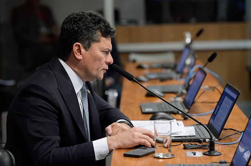 Em pronunciamento, à bancada, senador Sergio Moro (União-PR).