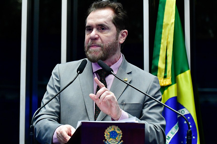 Em discurso, à tribuna, senador Plínio Valério (PSDB-AM).