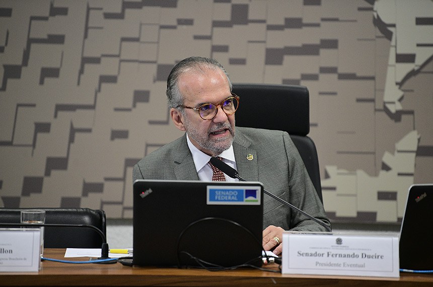 Presidente eventual da CCT, senador Fernando Dueire (MDB-PE) conduz audiência.