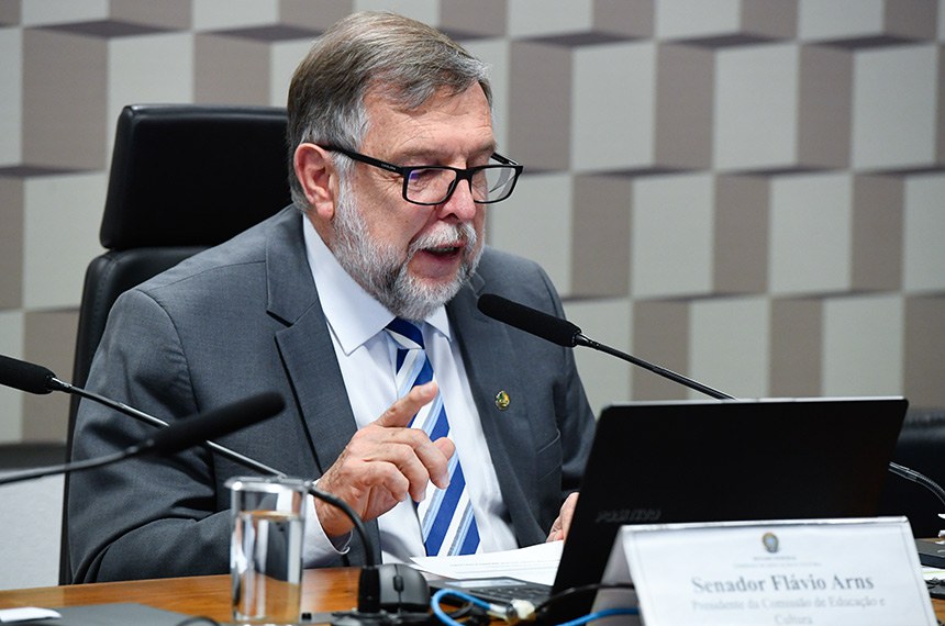 À mesa, presidente da CE, senador Flávio Arns (PSB-PR), conduz reunião.