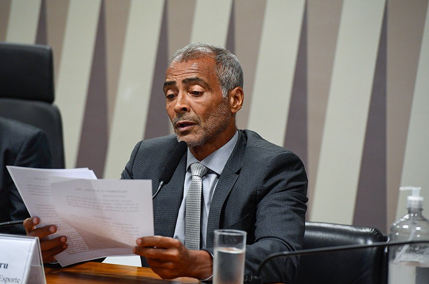 Presidente da CEsp, senador Romário (PL-RJ) conduz reunião.