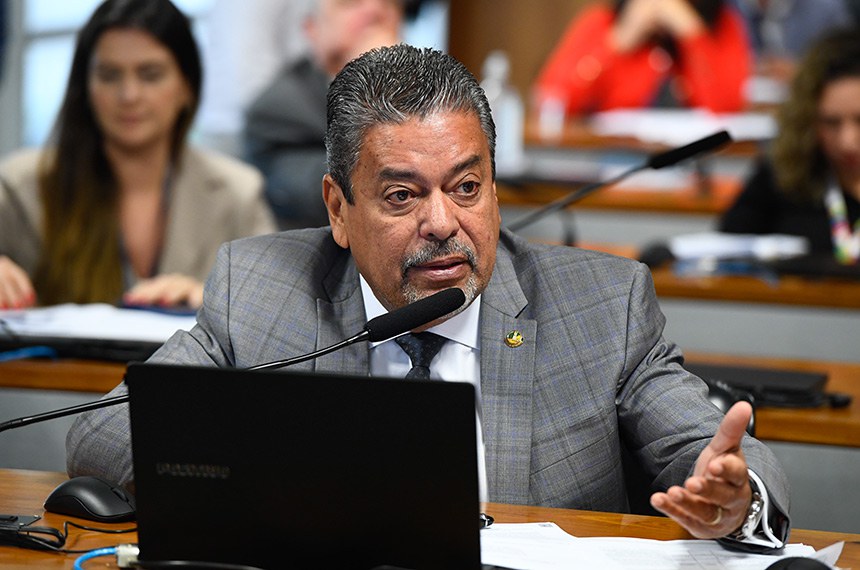 Em pronunciamento, à bancada, senador Dr. Hiran (PP-RR).