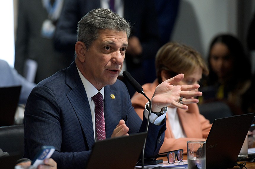 Em pronunciamento, à bancada, senador Rogério Carvalho (PT-SE).