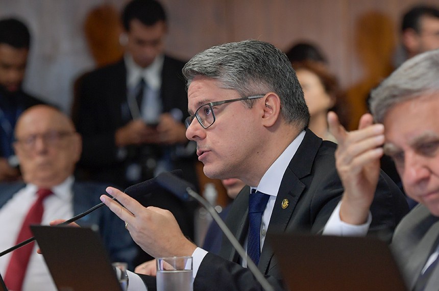 Em pronunciamento, à bancada, senador Alessandro Vieira (MDB-SE).