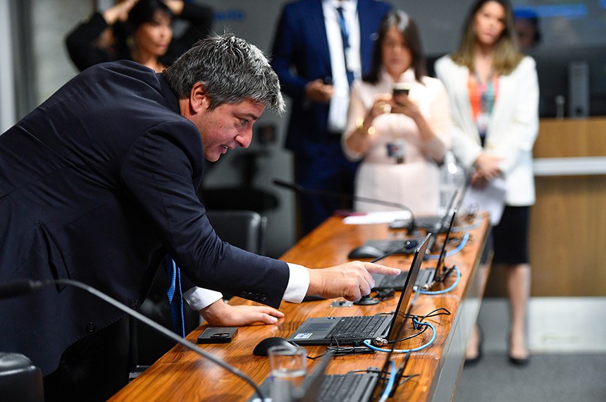 Em destaque, senador Carlos Portinho (PL-RJ).
