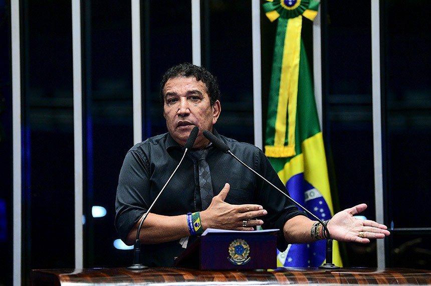 À tribuna, em discurso, senador Magno Malta (PL-ES). 