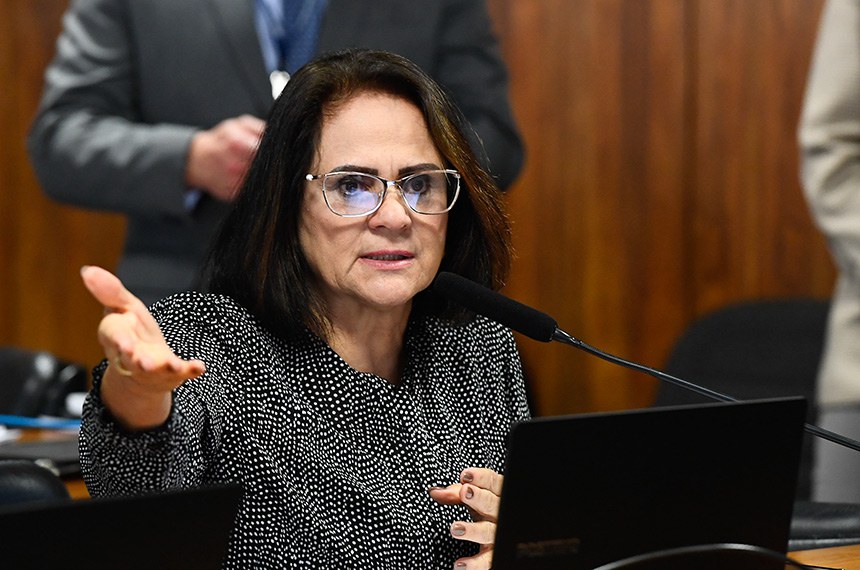 Em pronunciamento, à bancada, senadora Damares Alves (Republicanos-DF).