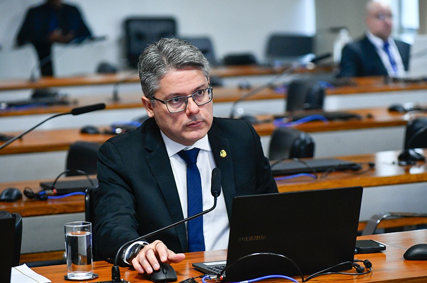 Em pronunciamento, à bancada, relator do PL 6.256/2019, senador Alessandro Vieira (MDB-SE).