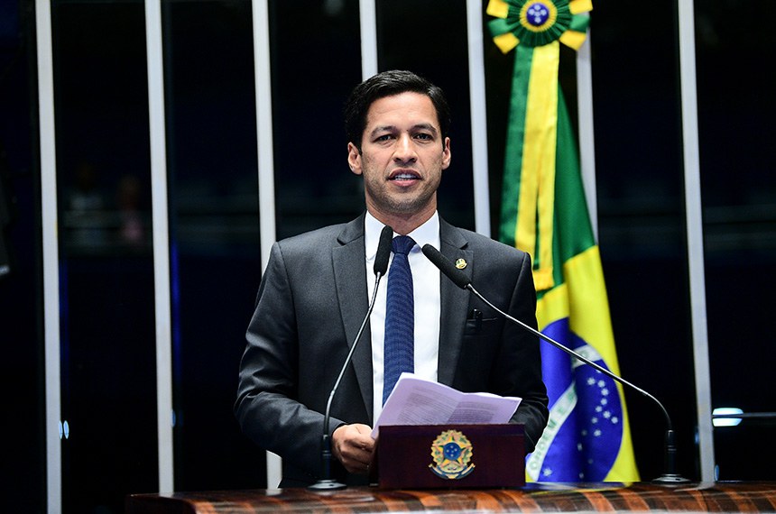 Em discurso, à tribuna, senador Rodrigo Cunha (Podemos-AL).
