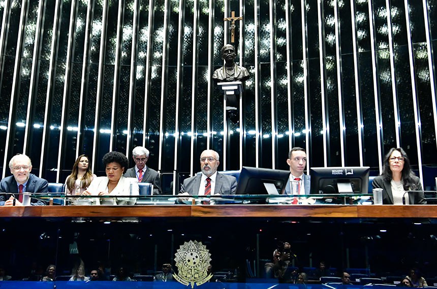 Mesa: 
presidente da Fundação Biblioteca Nacional, Marco Americo Lucchesi; 
ministra de Estado da Cultura, Margareth Menezes; 
presidente desta sessão, senador Paulo Paim (PT-RS); 
secretário desta sessão; 
diretora-executiva da Fundação Biblioteca Nacional, Suely Dias.