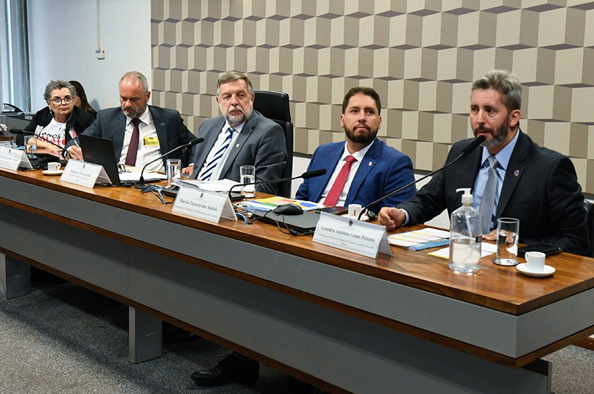 Mesa: 
diretora da Confederação dos Trabalhadores do Serviço Público Federal (CONDSEF), Jussara Griffo;
secretário de Gestão de Pessoas do Ministério de Gestão e Inovação em Serviços Públicos (SGP/MGI), José Celso Cardoso Júnior;
presidente da CE, senador Flávio Arns (PSB-PR);
secretário Executivo do Ministério da Cultura, Márcio Tavares dos Santos;
presidente do Instituto do Patrimônio Histórico e Artístico Nacional (Iphan), Leandro Antônio Grass Peixoto, em pronunciamento.