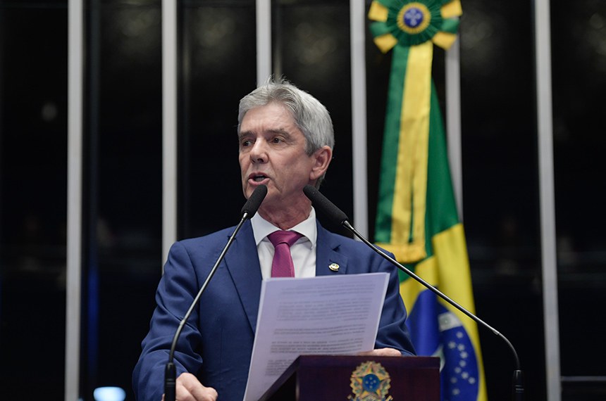 À tribuna, em discurso, senador Jaime Bagattoli (PL-RO). 