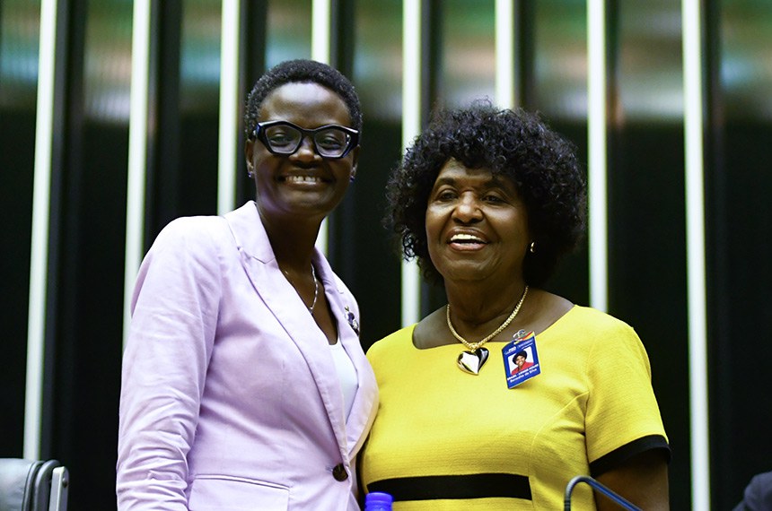 Presidente da União Interparlamentar (UIP) e da Assembleia Nacional da Tanzânia, Tulia Ackson, posa para foto com a deputada Benedita da Silva (PT-RJ). 