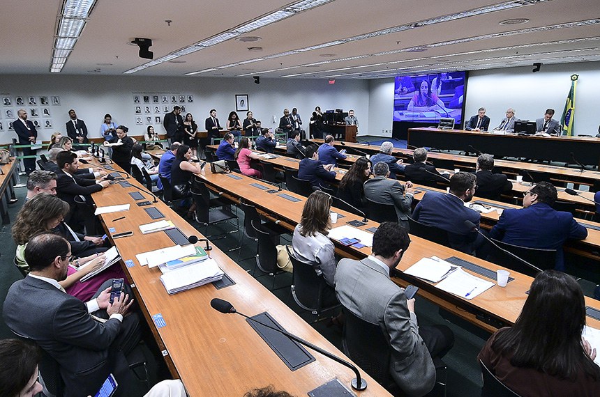 Mesa: 
1º vice-presidente da CMO, senador Jayme Campos (União-MT); 
secretário da comissão, Walbinson Tavares de Araújo. 