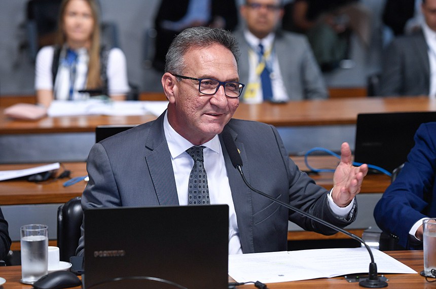 Em pronunciamento, à bancada, senador Lucas Barreto (PSD-AP).