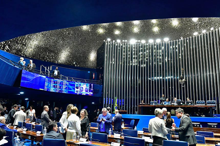 Senadores à bancada.