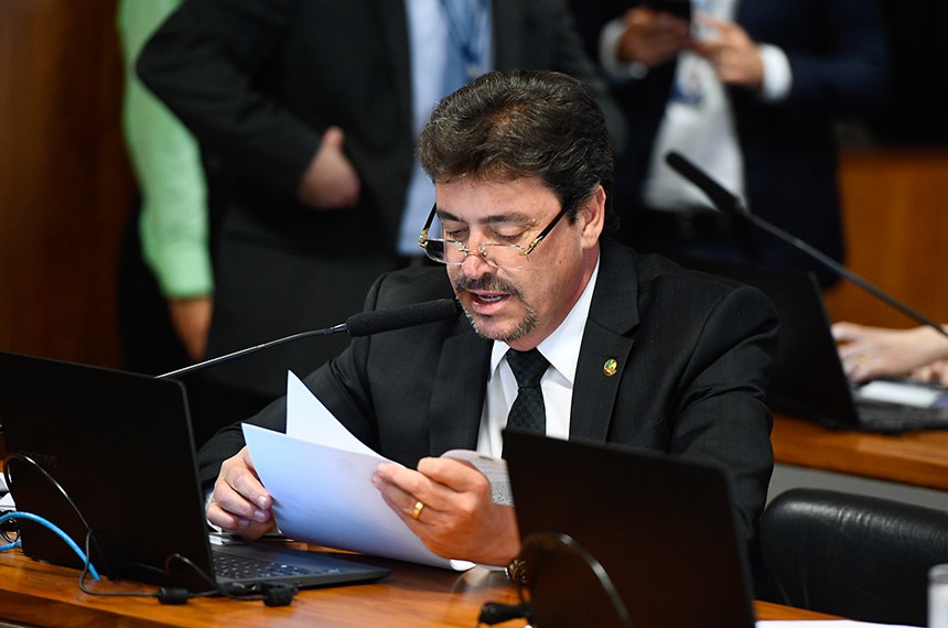 Em pronunciamnto, à bancada, relator do PLP 257/2020, senador Wilder Morais (PL-GO).