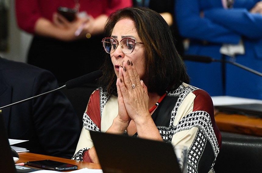 Em pronunciamento, à bancada, senadora Damares Alves (Republicanos-DF).