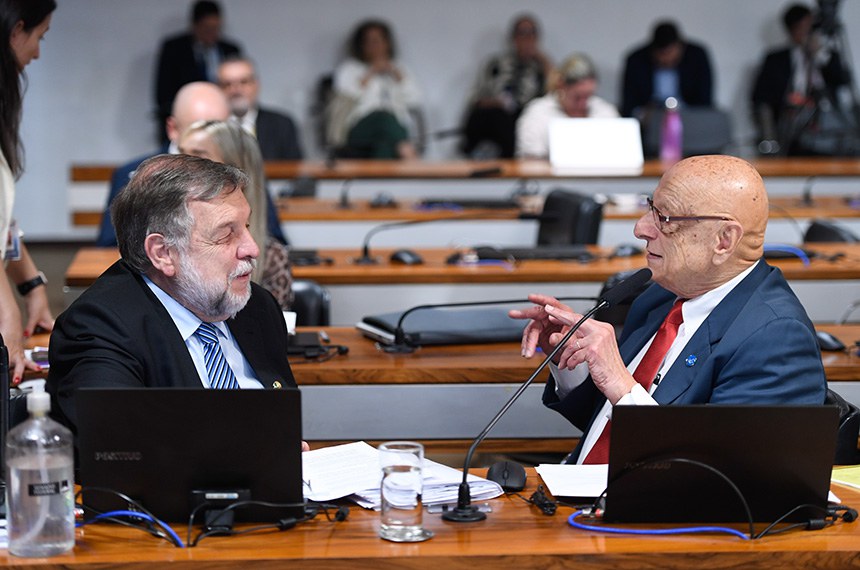 Flávio Arns, relator, e Espiridião Amin, que pediu vista, conversam durante a reunião da CCDD - Foto: Edilson Rodrigues/Agência Senado