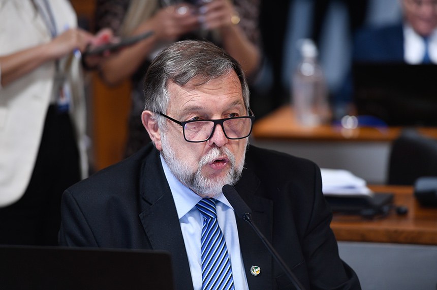 Em pronunciamento, à bancada, senador Flávio Arns (PSB-PR).