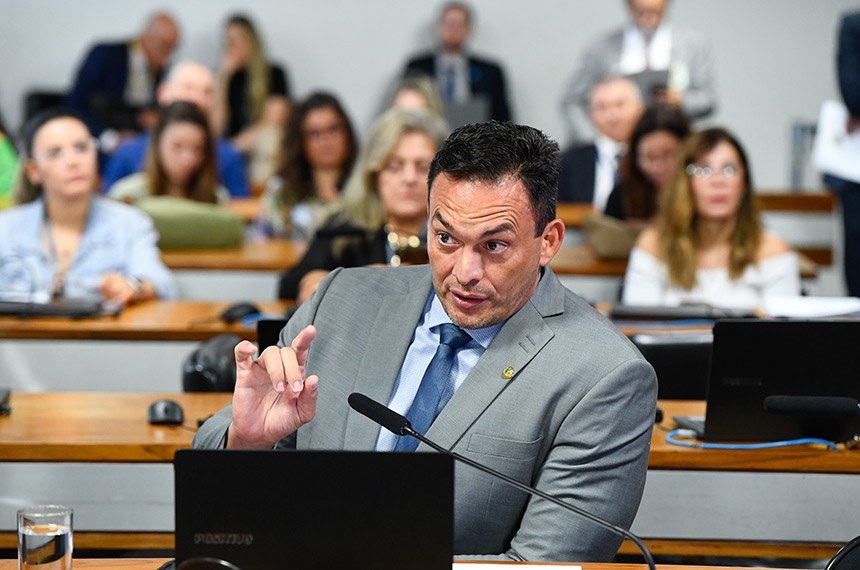 Em pronunciamento, à bancada, senador Styvenson Valentim (Podemos-RN).