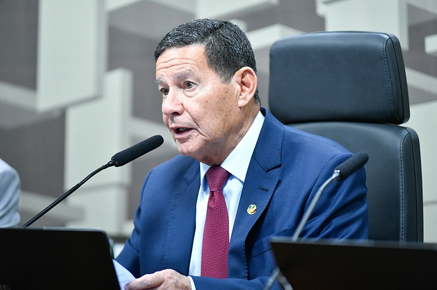 À mesa, presidente eventual da CCDD, senador Hamilton Mourão (Republicanos-RS), conduz reunião.