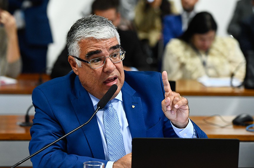 Em pronunciamento, à bancada, senador Eduardo Girão (Novo-CE).