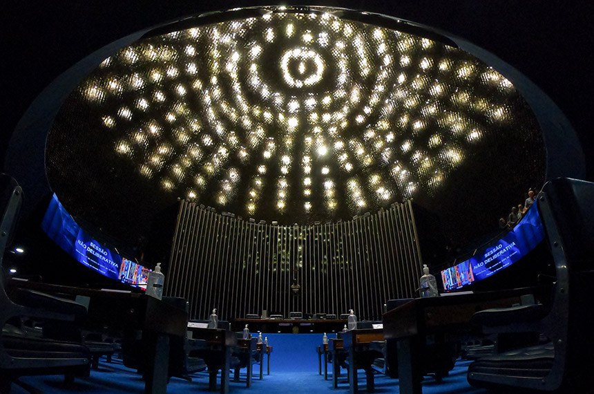 Fora do recesso parlamentar, as visitas ao Congresso Nacional podem ser realizadas em dias úteis (exceto terças e quartas-feiras), aos finais de semana e feriados, das 9h às 17h. A cada 30 minutos é iniciado um tour com no máximo 50 visitantes presentes.