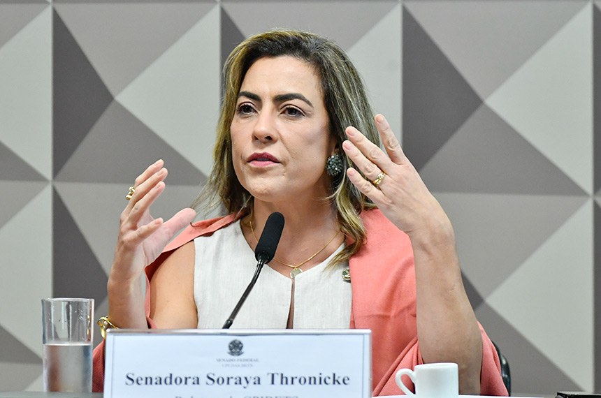 À mesa, relatora da CPIBETS, senadora Soraya Thronicke (Podemos-MS), conduz reunião.  