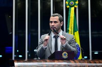 Cleitinho critica gastos do governo e pede corte nos Três Poderes