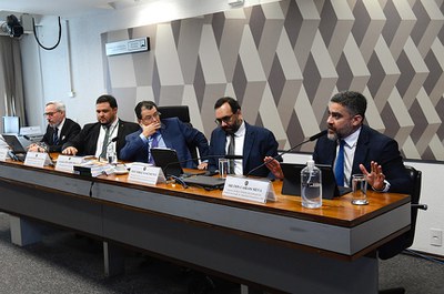 Mesa: 
representante de Ralph Baraúna Assayag e presidente da Câmara de Dirigentes Lojistas de Manaus (CDL/Manaus), Hamilton da Fonseca Caminha;
superintendente adjunto executivo da Superintendência da Zona Franca de Manaus (Suframa), Luiz Frederico Oliveira de Aguiar;
presidente em exercício da CCJ, senador Eduardo Braga (MDB-AM); 
presidente da Associação Nacional de Fabricantes de Produtos Eletroeletrônicos (Eletros), José Jorge Nascimento;
assessor jurídico tributário da Federação do Comércio do Estado do Amazonas (Fecomércio/AM), Milton Carlos Silva e Silva em pronunciamento.