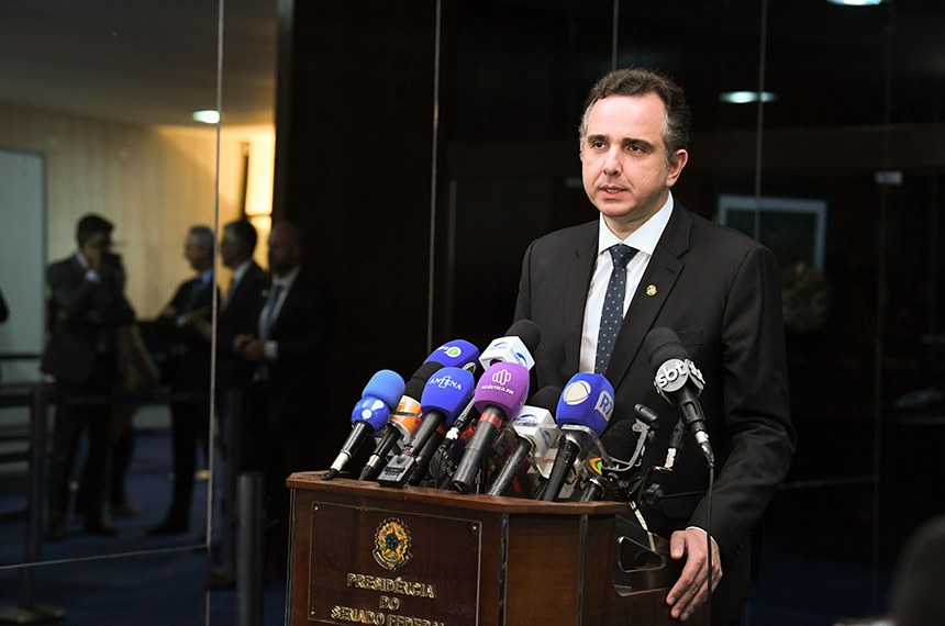 Nesta terça-feira (6), ele se reuniu com o ministro das Relações Institucionais e com os líderes do governo. Pacheco diz que a ideia é encontrar soluções que não impliquem em aumento de impostos e elencou algumas possibilidades, como a repatriação de recursos no exterior, a regularização e atualização de valores de ativos, um programa voltado para o pagamento de dívidas de agências reguladoras, entre outras. Cita ainda a aprovação, pelo Congresso Nacional, da regularização das apostas esportivas e a taxação de compras até 50 dólares.