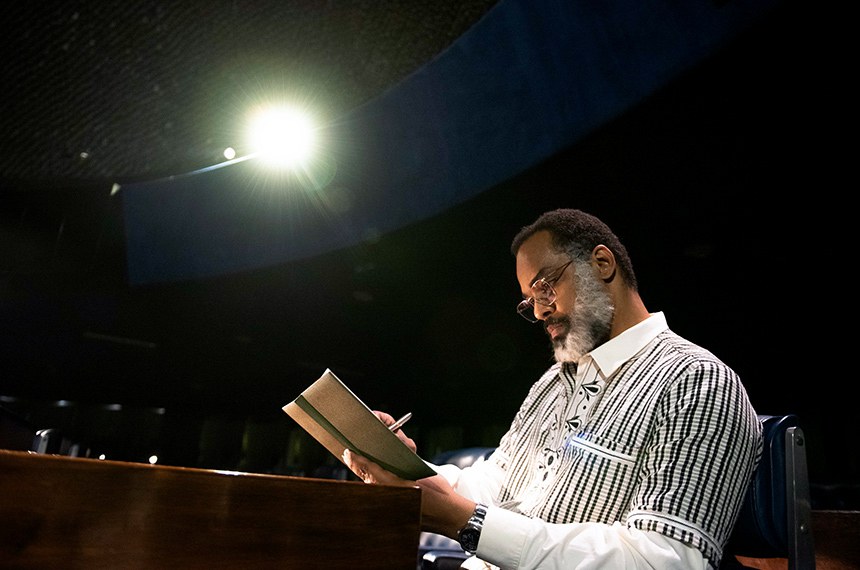 À bancada, ator Rocco Pitanga.