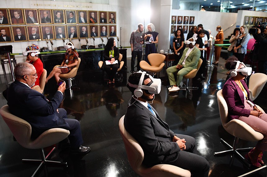 A roda de conversa é conduzida pelo senador Paulo Paim (PT-RS).