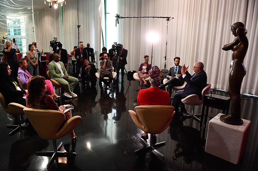 A roda de conversa é conduzida pelo senador Paulo Paim (PT-RS).