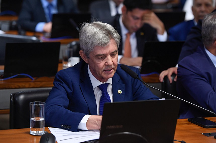 Em pronunciamento, à bancada, senador Jaime Bagattoli (PL-RO).