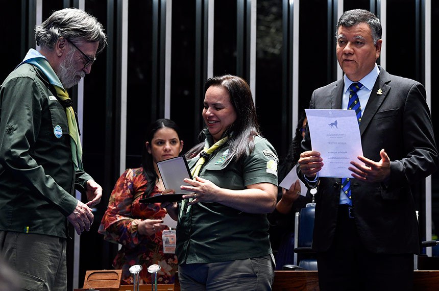 Antigos escoteiros com relevantes serviços prestados foram homenageados com medalhas - Foto: Jefferson Rudy/Agência Senado