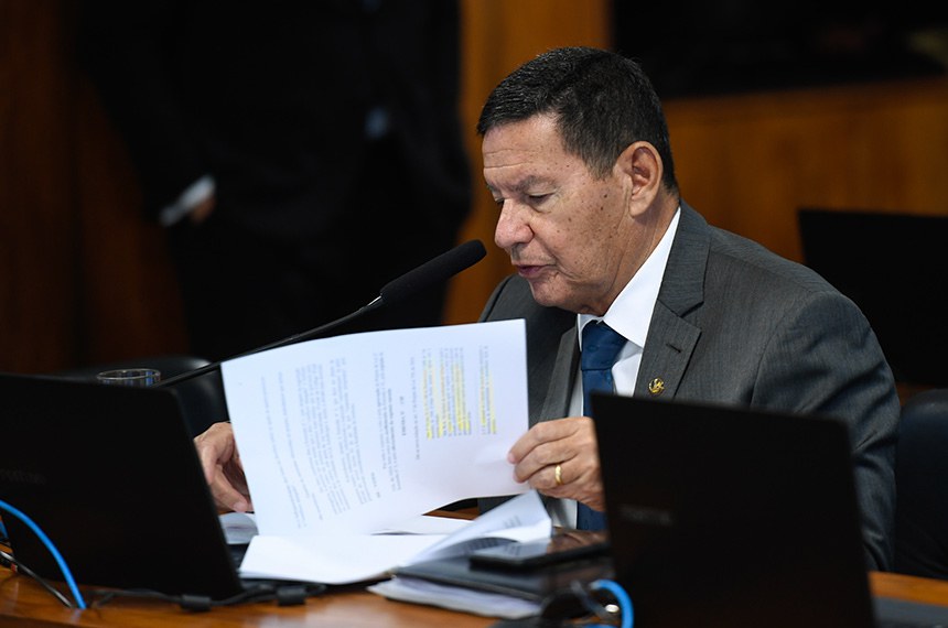 Em pronunciamento, à bancada, senador Hamilton Mourão (Republicanos-RS).