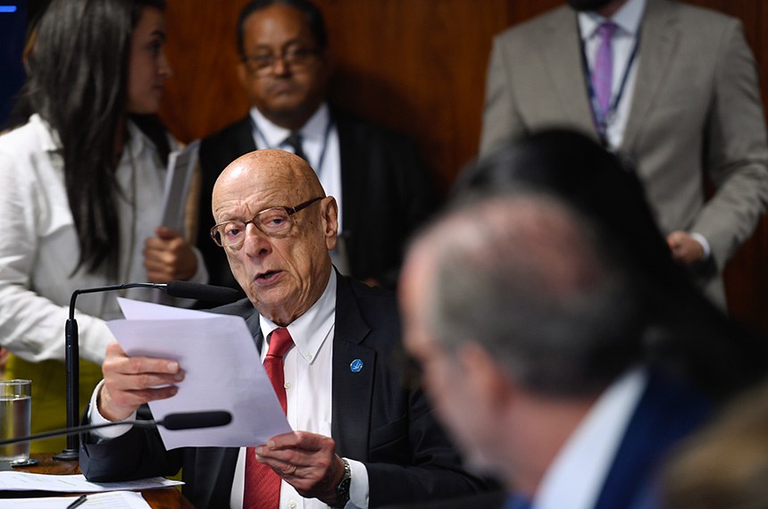 Em pronunciamento, à bancada, senador Esperidião Amin (PP-SC).