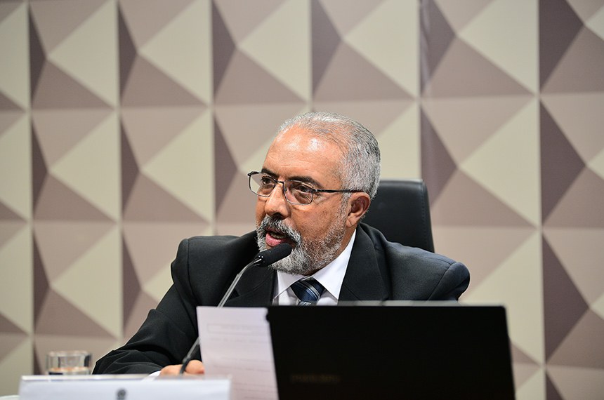À mesa, presidente da CDH, senador Paulo Paim (PT-RS), conduz reunião.