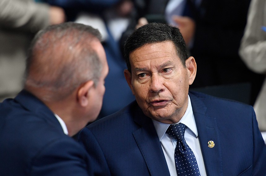 À bancada, senador Hamilton Mourão (Republicanos-RS).