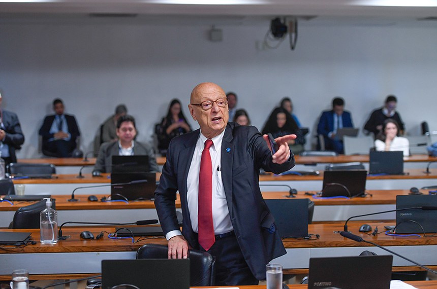 Em destaque, à bancada, senador Esperidião Amin (PP-SC).