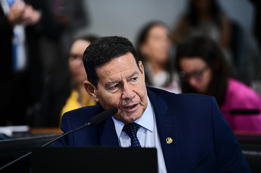 Em pronunciamento, à bancada, relator Ad hoc do PL 46/2021, senador Hamilton Mourão (Republicanos-RS).