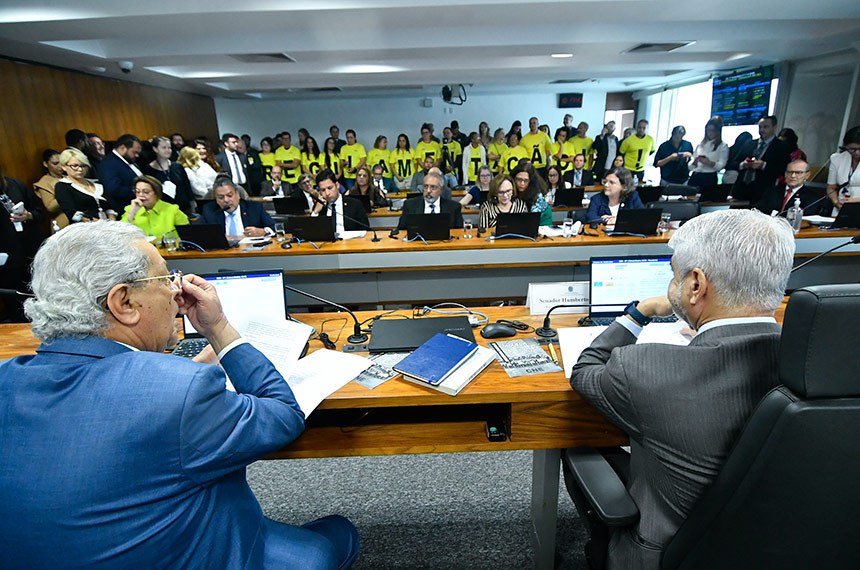 Mesa: 
presidente da CAS, senador Humberto Costa (PT-PE); 
senador Jayme Campos (União-MT).