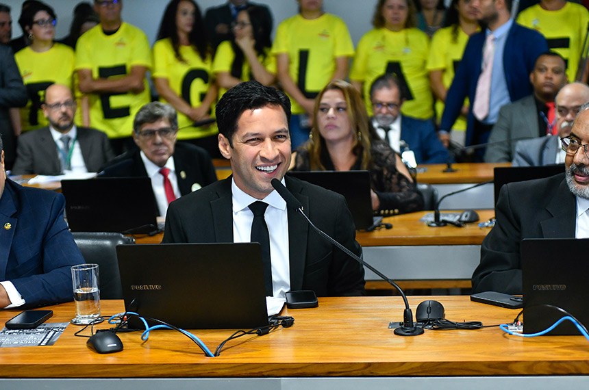 Em pronunciamento, à bancada, senador Rodrigo Cunha (Podemos-AL).