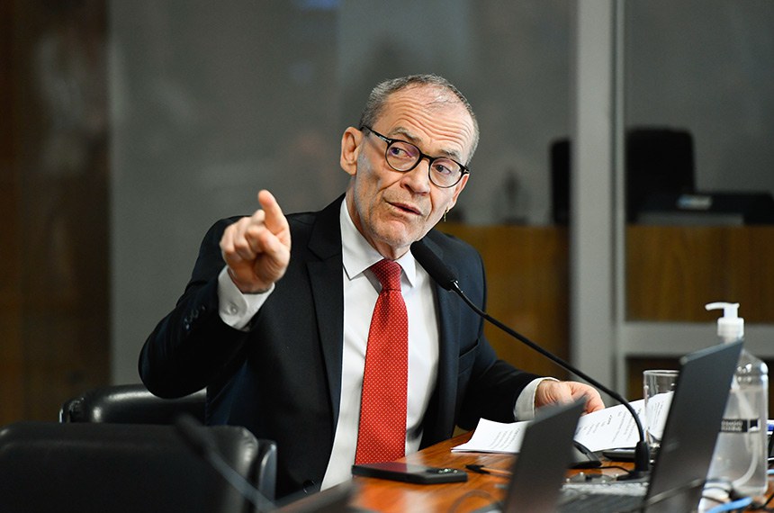 Em pronunciamento, à bancada, senador Fabiano Contarato (PT-ES).