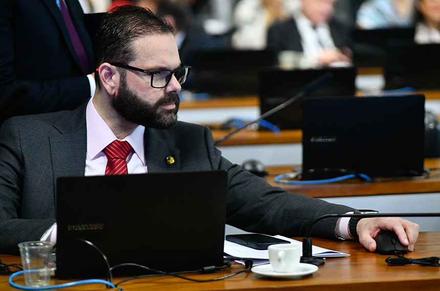 Em destaque, à bancada, senador Jorge Seif (PL-SC).